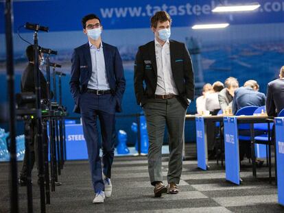 Anish Giri (izquierda) y Magnus Carlsen pasean hoy en la sala de juego de Wijk aan Zee mientras sus rivales piensan