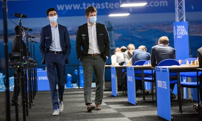 Anish Giri (izquierda) y Magnus Carlsen pasean hoy en la sala de juego de Wijk aan Zee mientras sus rivales piensan