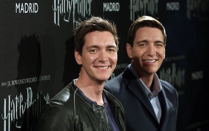 Los hermanos James (izquierda) y Oliver Phelps, en la inauguración de la exposición.