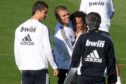 Mourinho junto a Cristiano, Pepe y Marcelo en un entrenamiento.