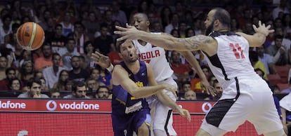 Rudy Fernández realiza un pase ante Ndoniema y Moore