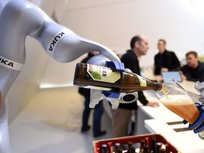 Robots sirven cerveza en un vaso en la Feria industrial celebrada recientemente en Hannover (Alemania). 