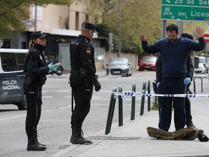 Varios miembros de la Policía Nacional cachean a una persona durante el confinamiento por la pandemia de coronavirus en Madrid.