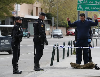 Varios miembros de la Policía Nacional cachean a una persona durante el confinamiento por la pandemia de coronavirus en Madrid.