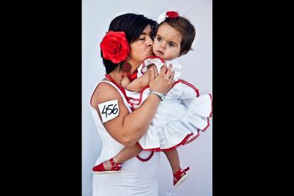 'Blanco e Grana'. Cristina Barrios e sua filha Inês. Feira de Chiclana (Cádiz).