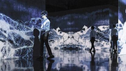 Black Waves Wander, Discover and Re-emerge de teamLab,