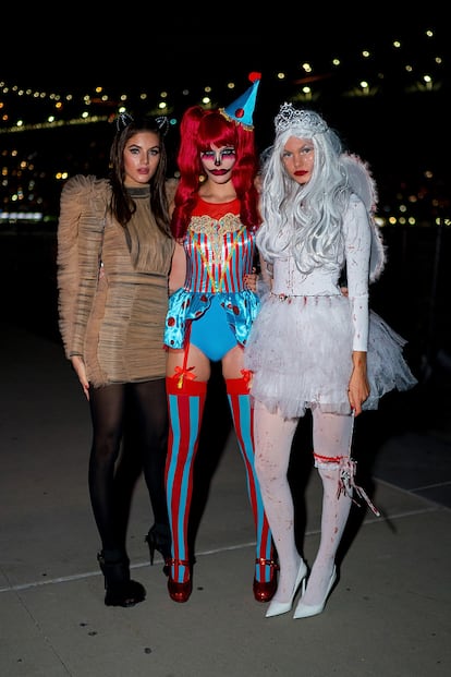 Valery Kaufman, Madison Headrick y Annika Krij, posan juntas en la fiesta de V Magazine Halloween.