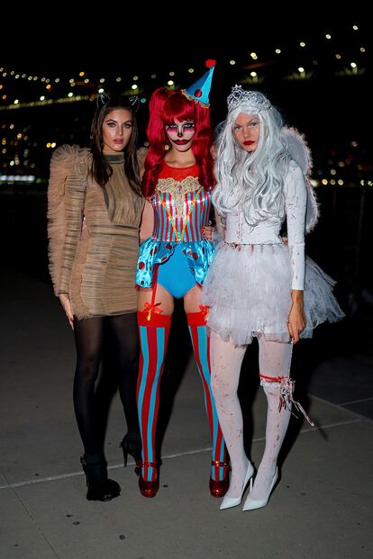 Valery Kaufman, Madison Headrick y Annika Krij, posan juntas en la fiesta de V Magazine Halloween.