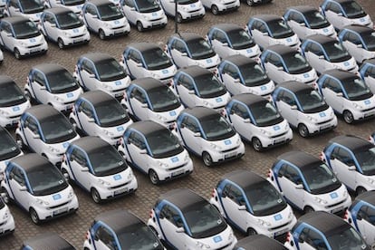 Una hilera de vehículos Smart de Car2go, en una imagen proporcionada por la empresa.