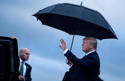 El presidente de EE UU, Donald Trump, llega este jueves al aeropuerto de Osaka.