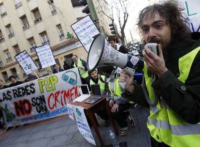 Manifestación a favor de las descargas <i>p2p</i> frente a la sede del PSOE en Madrid.