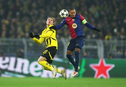 Raphinha (derecha) lucha un balón aéreo en el partido ante el Dortmund este miércoles.