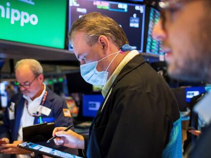 Corredores de bolsa trabajan en la sede de la Bolsa de Nueva York.