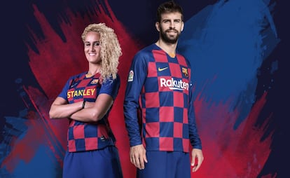 Hamraoui y Piqué con la nueva camiseta del Barça.