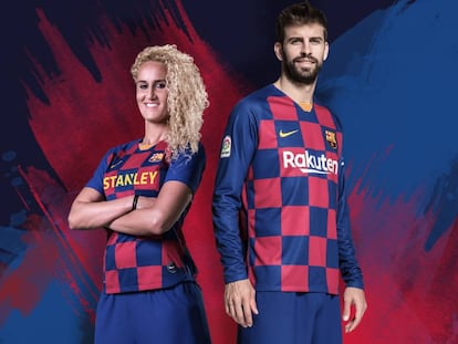 Hamraoui y Piqué con la nueva camiseta del Barça.