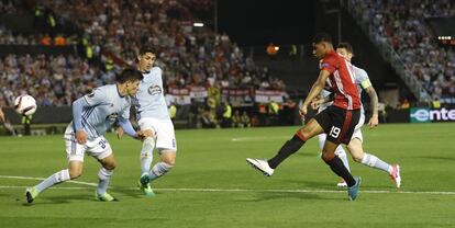 El delantero del Manchester United  Marcus Rashford marca gol.