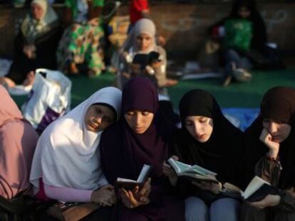 Partidarios de los Hermanos Musulmanes leen el Corán en la plaza de Rabaa al Adawiya el pasado 10 de julio.