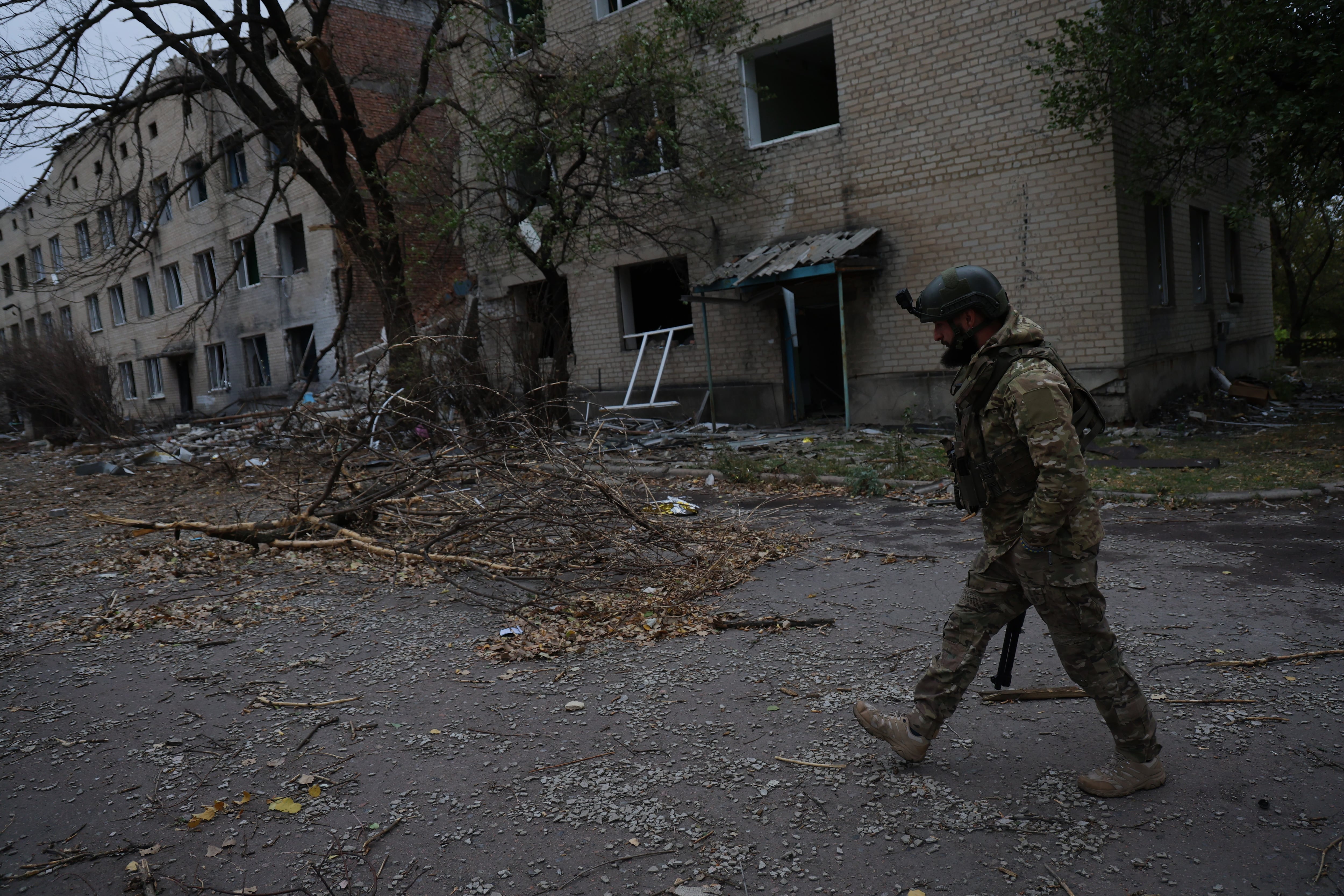 Max, militar de 31 años, junto a uno de los edificios bombardeados por los rusos del hospital de Dobropilia.