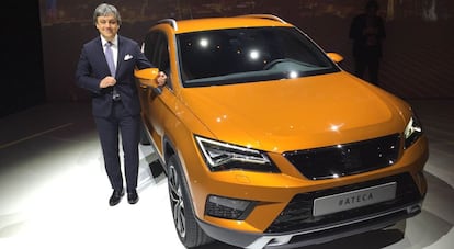 El presidente de Seat. Luca de Meo, con el nuevo Ateca.