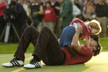 Ian Poulter celebra con su hija la victoria.