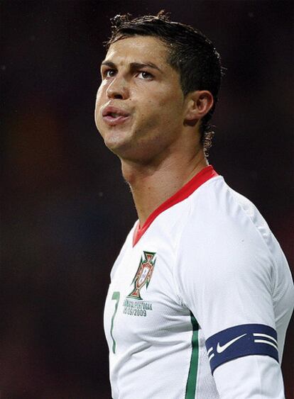 Cristiano Ronaldo resopla durante el partido.