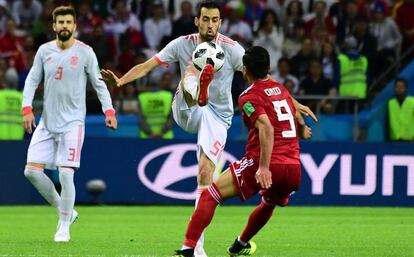 Busquets controla el balón.