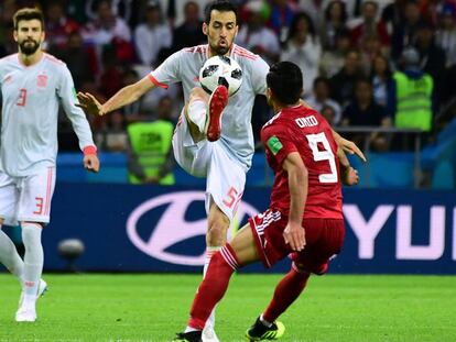 Busquets controla el balón.