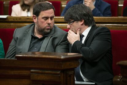 Oriol Junqueras con Carles Puigdemont, en el Parlament