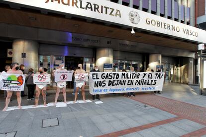 Protesta de la Plataforma Contra la Exclusión Social y por los Derechos Sociales, ante la sede del Gobierno Vasco en Bilbao.