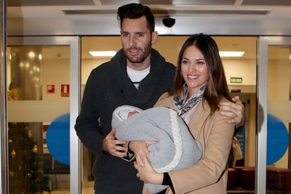 Helen Lindes y Rudy Fernández. La modelo y el jugador de baloncesto le darán un hermanito a su hijo Alan este año, pues según anunciaron el pasado noviembre en sus redes sociales, van a volver a ser padres. "Pues sí!! La familia crece, y no podríamos estar más felices", escribió en Instagram la que fue Miss España, de 37 años.