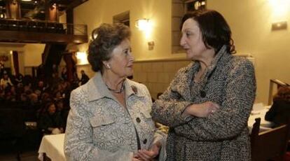 Las trabajadoras sociales Isabel Grandal (izquierda) y Manuela Corral, ayer en el hotel San Francisco de Santiago.