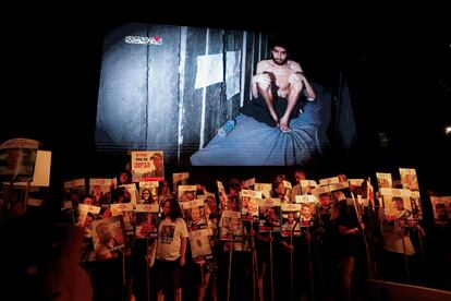 Protesta en Tel Aviv para reclamar la liberación de los rehenes y denunciar las últimas imágenes publicadas por Hamás de los secuestrados en octubre de 2023, este sábado. En la imagen que proyectan, el rehén Evyatar David.