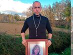 Iosu Aristregui posa con un cuadro con la imagen de su madre, asesinada por su marido en 2002 en Villava (Navarra).CEDIDA POR IOSU ARISTREGUI