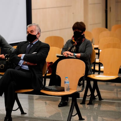 Former treasurer of Popular Party (PP) Luis Barcenas, sits in the National Court in San Fernando de Henares, near Madrid, on February 8, 2021, on the first day of a new trial probing an illegal funding system run by the conservative party. (Photo by Juan Carlos Hidalgo / POOL / AFP)