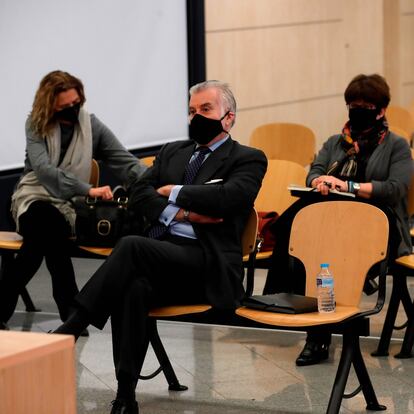 Former treasurer of Popular Party (PP) Luis Barcenas, sits in the National Court in San Fernando de Henares, near Madrid, on February 8, 2021, on the first day of a new trial probing an illegal funding system run by the conservative party. (Photo by Juan Carlos Hidalgo / POOL / AFP)