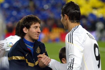 Messi y Cristiano Ronaldo se saludan antes del Barça-Madrid del curso pasado.