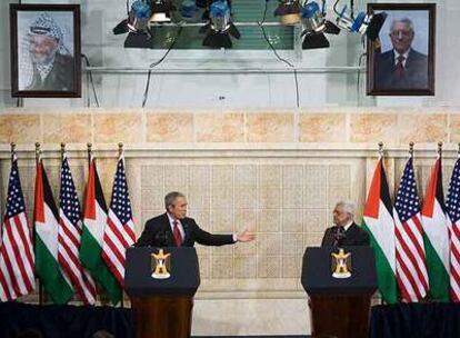 El presidente de Estados Unidos, George W. Bush, en una rueda de prensa con el presidente palestino, Mahmud Abbas, ayer en la Mukata, en Ramala.