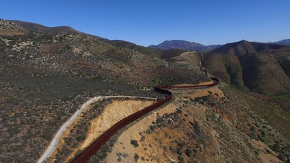 En otro tercio de la frontera hay un muro virtual, vigilado por cámaras, sensores térmicos, rayos X y más de 20.000 agentes fronterizos, un 518 % más que hace dos décadas, según un informe del Colegio de la Frontera Norte y el Centro Norteamericano de Estudios Transfronterizos.