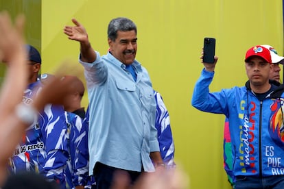 Nicolás Maduro saluda a los asistentes, este jueves. El chavismo se juega su continuidad en el poder.