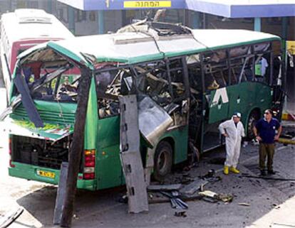 Estado en el que quedó el autobús donde un activista palestino hizo explotar una carga explosiva.