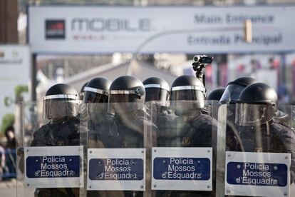 Agentes de los Mossos en una de les ediciones del MWC.