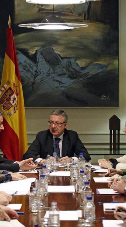 José Blanco, en el centro de la foto, con la comisión de seguimiento de la crisis de la aerolínea.