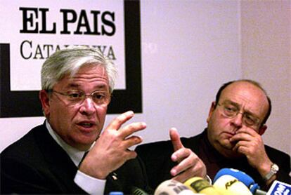 Joan Clos en el Aula El País ayer, acompañado de Manuel Vázquez Montalbán.