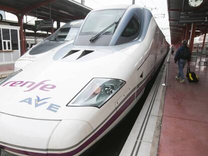 Tren AVE estacionado en la estacion de Chamartin, en Madrid. 