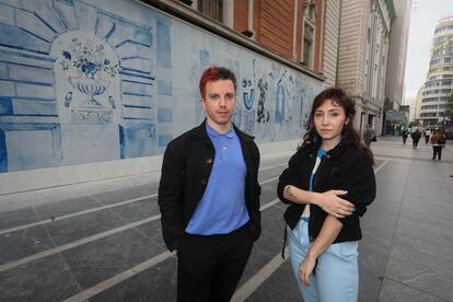 Diego Omil y Dea Gómez forman Los Bravú, tándem artístico que ha creado el nuevo mural de la Gran Vía.