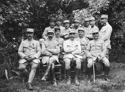 The unknown photographer, who was a soldier in the French Army, is the first on the left.