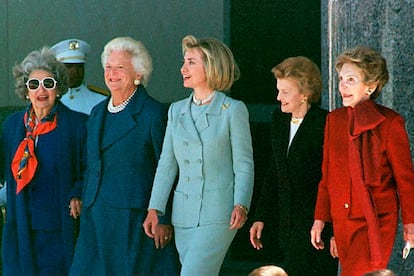 De izq. a dcha: Lady Bird Johnson, Barbara Bush, Hillary Clinton, Betty Ford y Nancy Reagan.