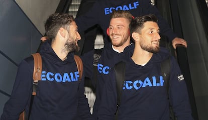 Los jugadores del RC Deportivo, Borja Valle (derecha), Diego Caballo (centro) y Dani Giménez (izquierda) con la ropa de Ecoalf en uno de los viajes del equipo la pasada temporada.