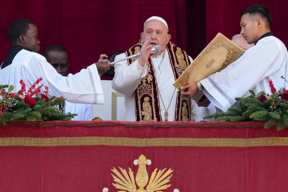 Pope Francis asks “that the weapons remain silent in the martyred Ukraine” and in Gaza in his Christmas message