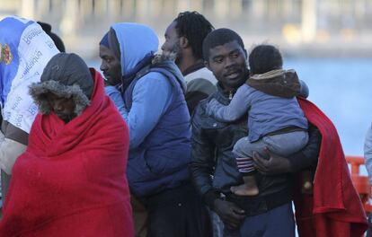 En la patera rescatada cerca de la isla de Alborán viajaban en total 52 inmigrantes subsaharianos, entre ellos 14 mujeres y cinco niños. En la imagen, desembarcan en el puerto de Almería.